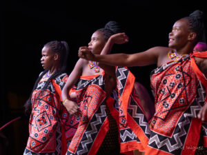 Danseuses sud africaines IMG 2393 Avec accentuation Bruit Canon EOS M50m2